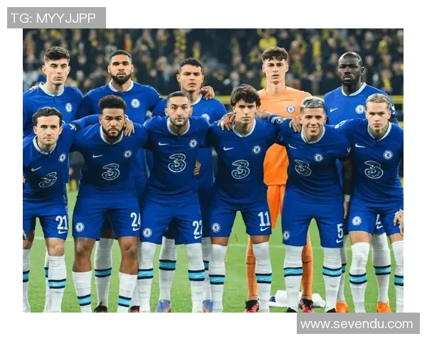 粉蓝色的足球明星在绿茵场上闪耀光芒展现青春活力与无限可能